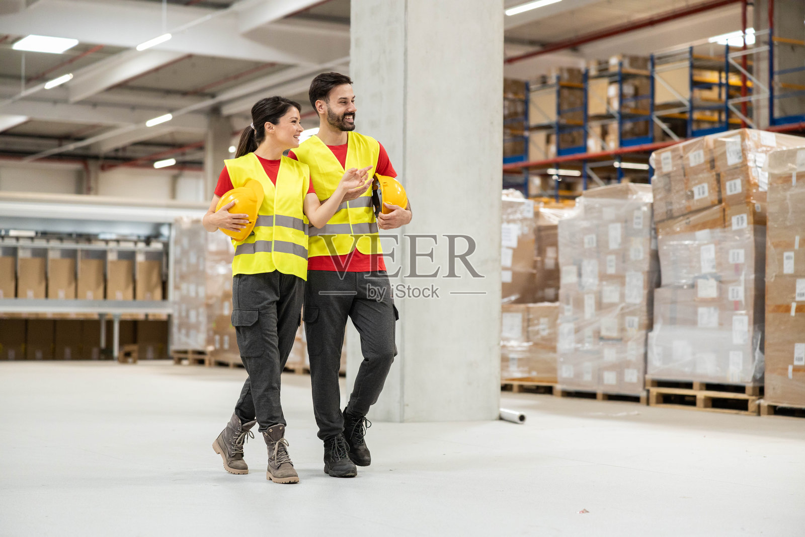 两个仓库工人走路并微笑照片摄影图片