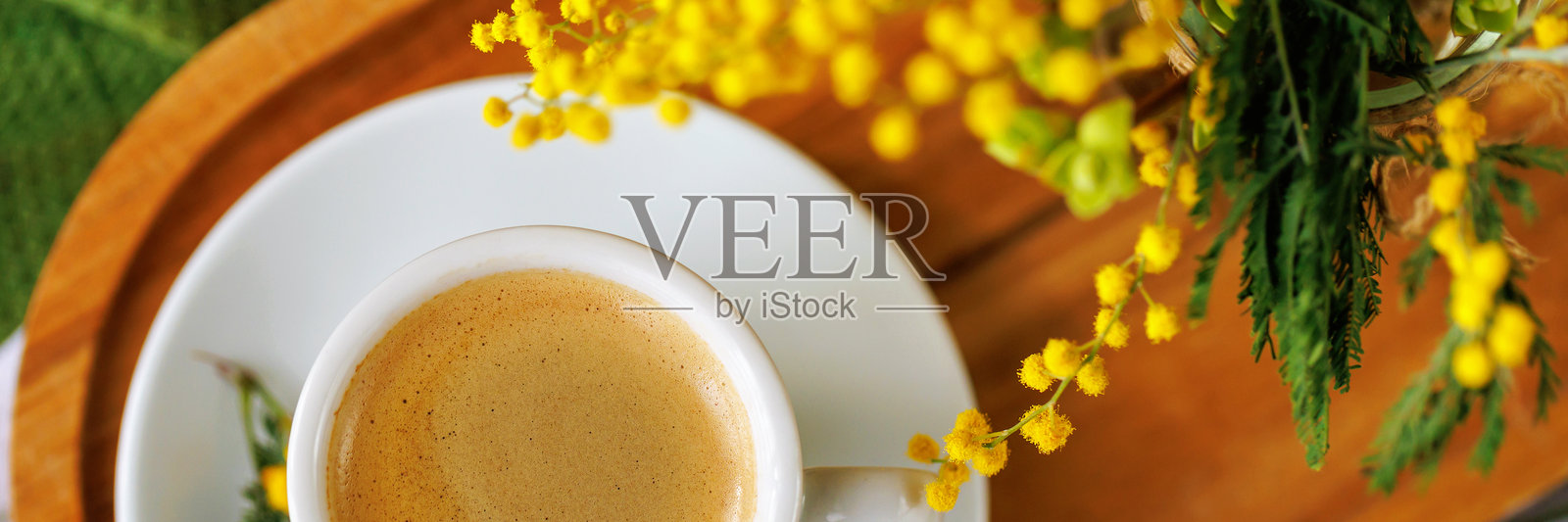 春季环境中,咖啡杯特写与香槟花相映成趣照片摄影图片