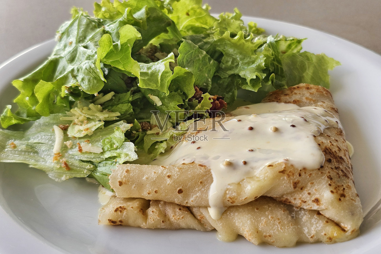 法式薄饼配绿叶沙拉照片摄影图片