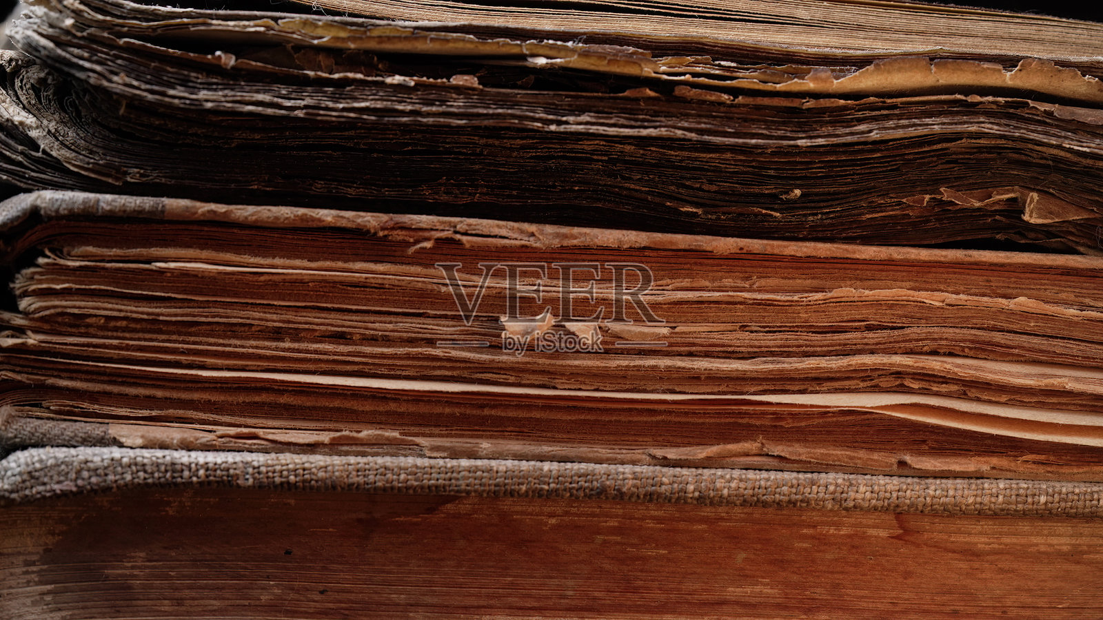 老旧书脊特写。复古质感,岁月痕迹。磨损的边缘页。照片摄影图片