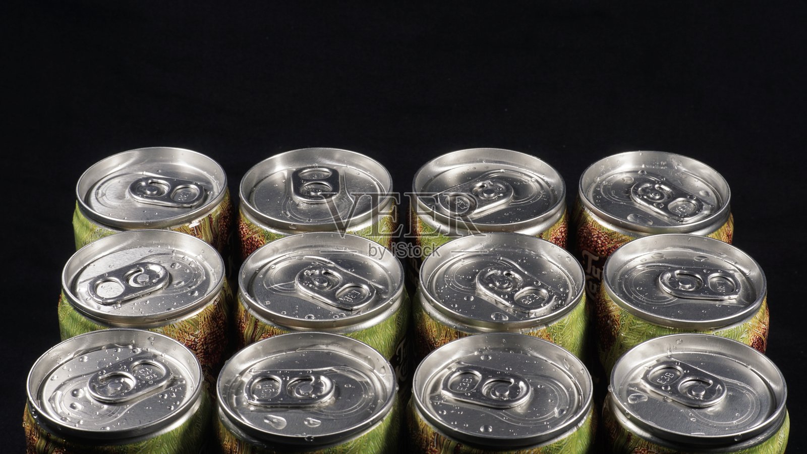 铝制汽水罐背景。俯视图照片摄影图片