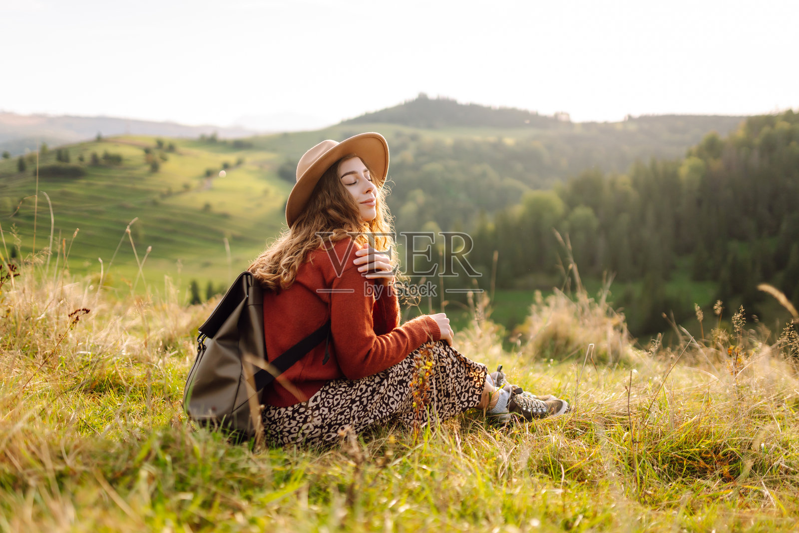 快乐的女人在郁郁葱葱的绿地上感受到自由。照片摄影图片