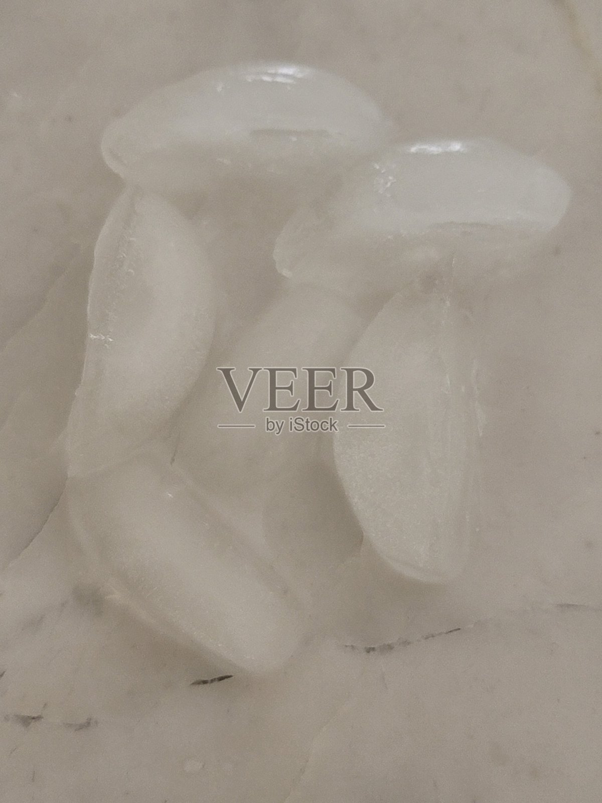 冰块缓缓融化照片摄影图片