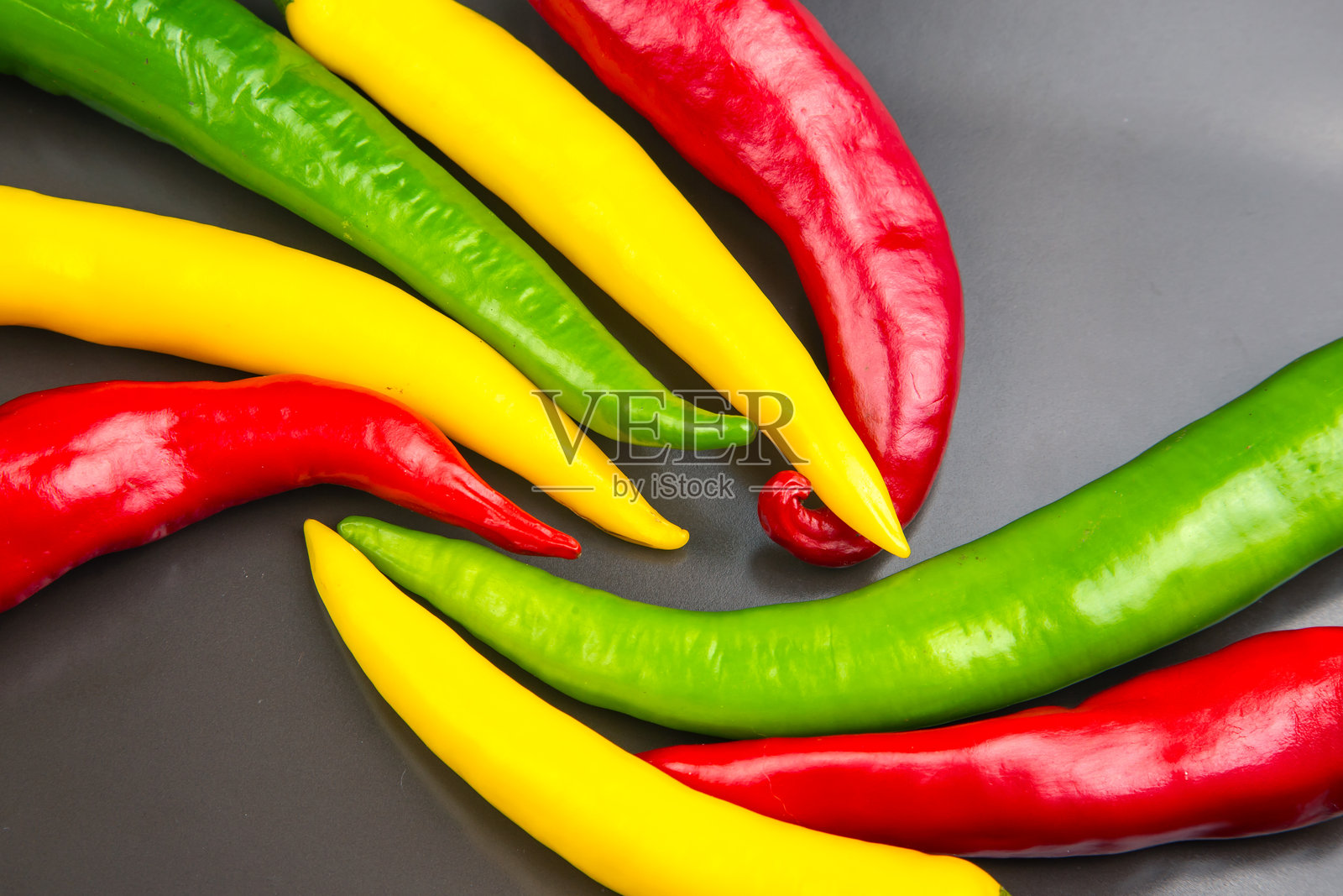 盘子上的黄色、红色和绿色辣椒。胡椒。蔬菜维生素食品。照片摄影图片