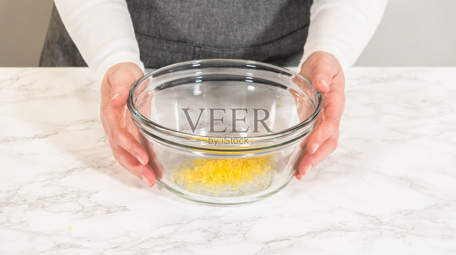 柠檬喷雾饼干夹心配蔓越莓奶油霜照片摄影图片