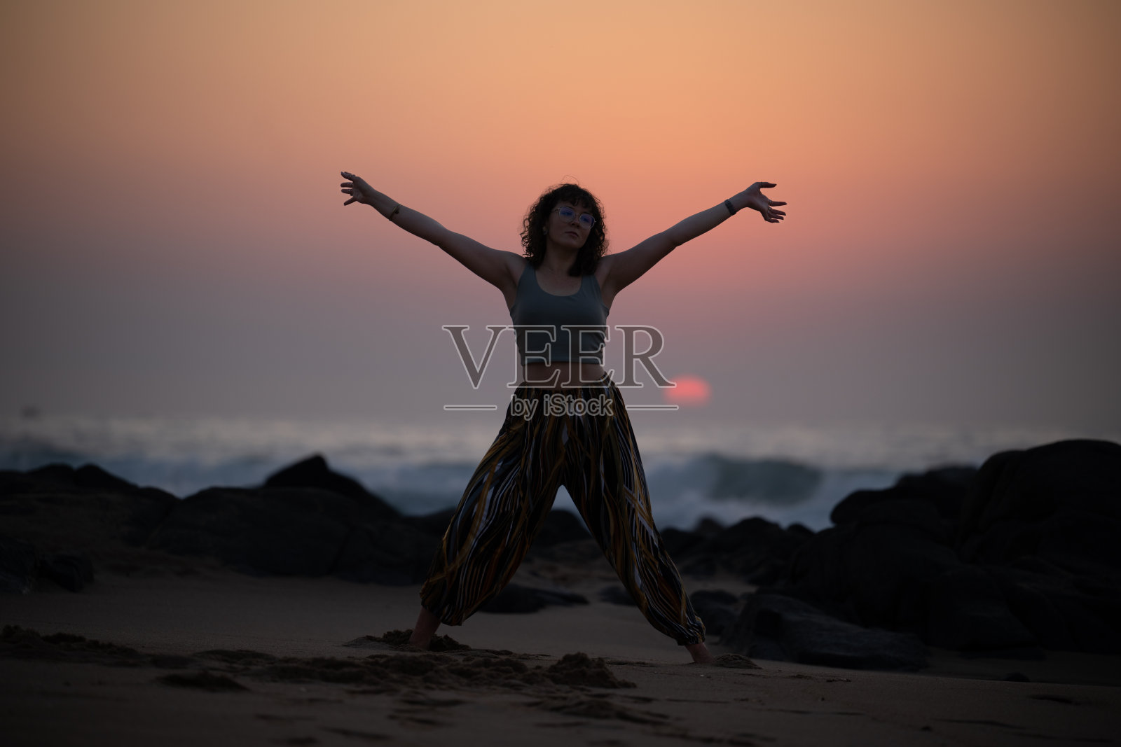 日出时的瑜伽照片摄影图片