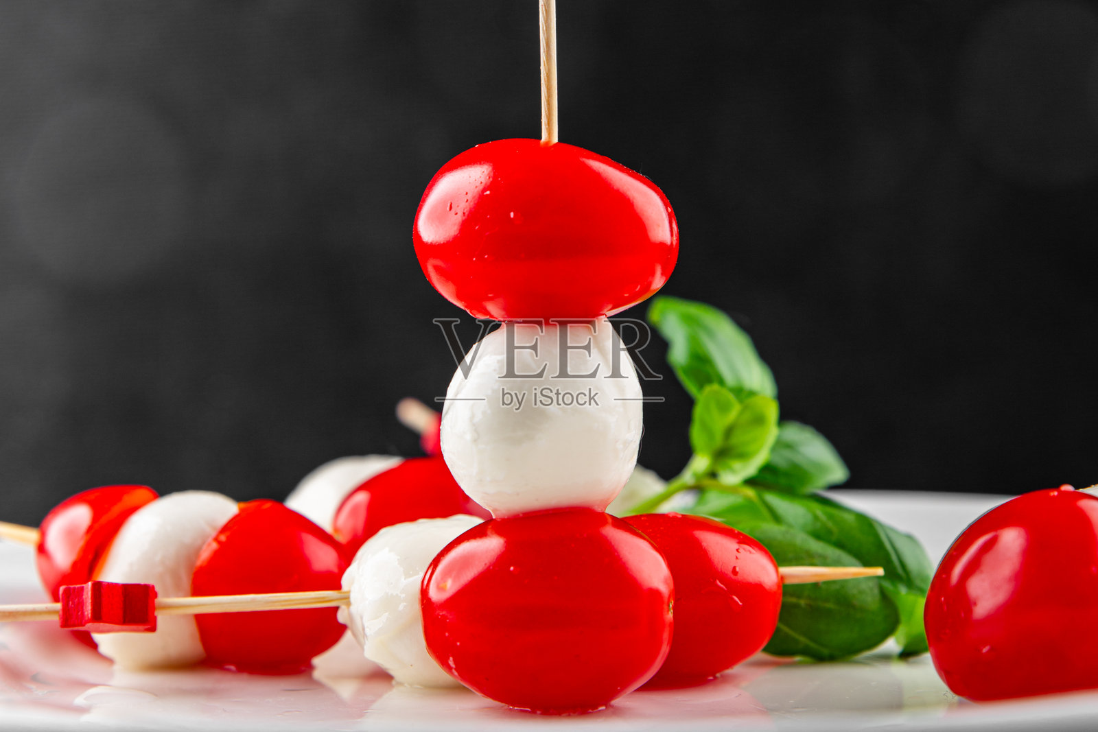 卡普雷塞开胃菜,番茄和马苏里拉奶酪,罗勒,蔬菜沙拉,新鲜美味的美食背景,桌面上的乡村风格美食俯视图,留白,生酮和古饮食素食食品照片摄影图片