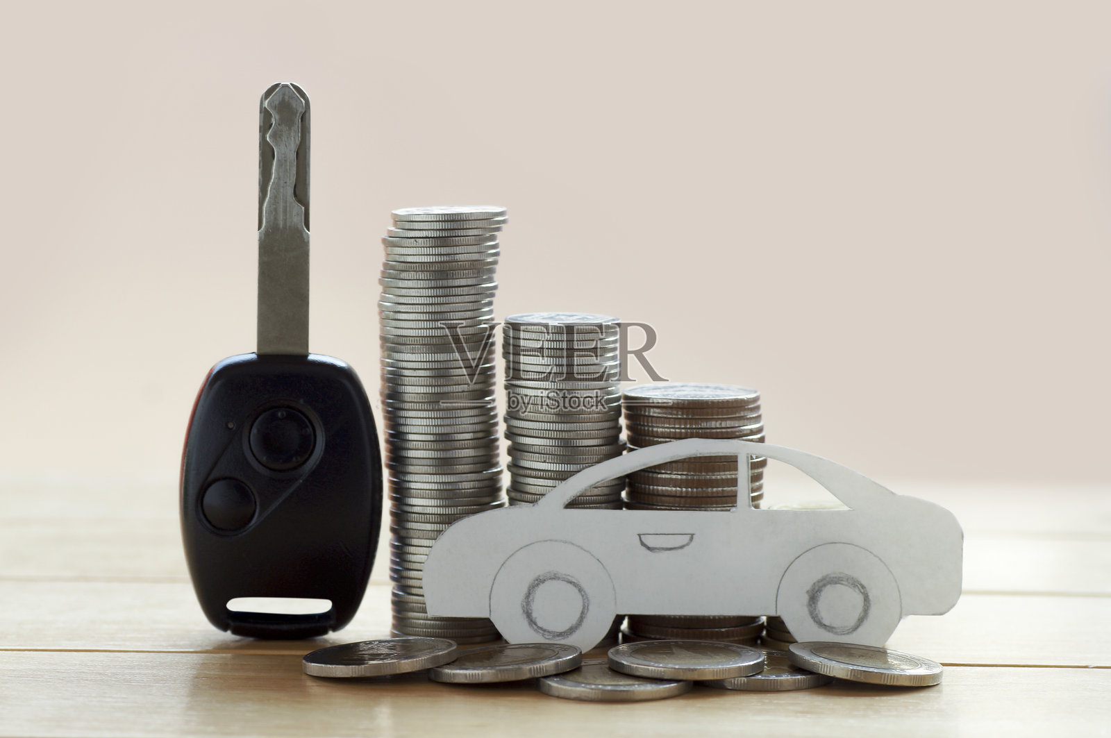桌子上硬币和钥匙旁的汽车形状纸张特写照片摄影图片
