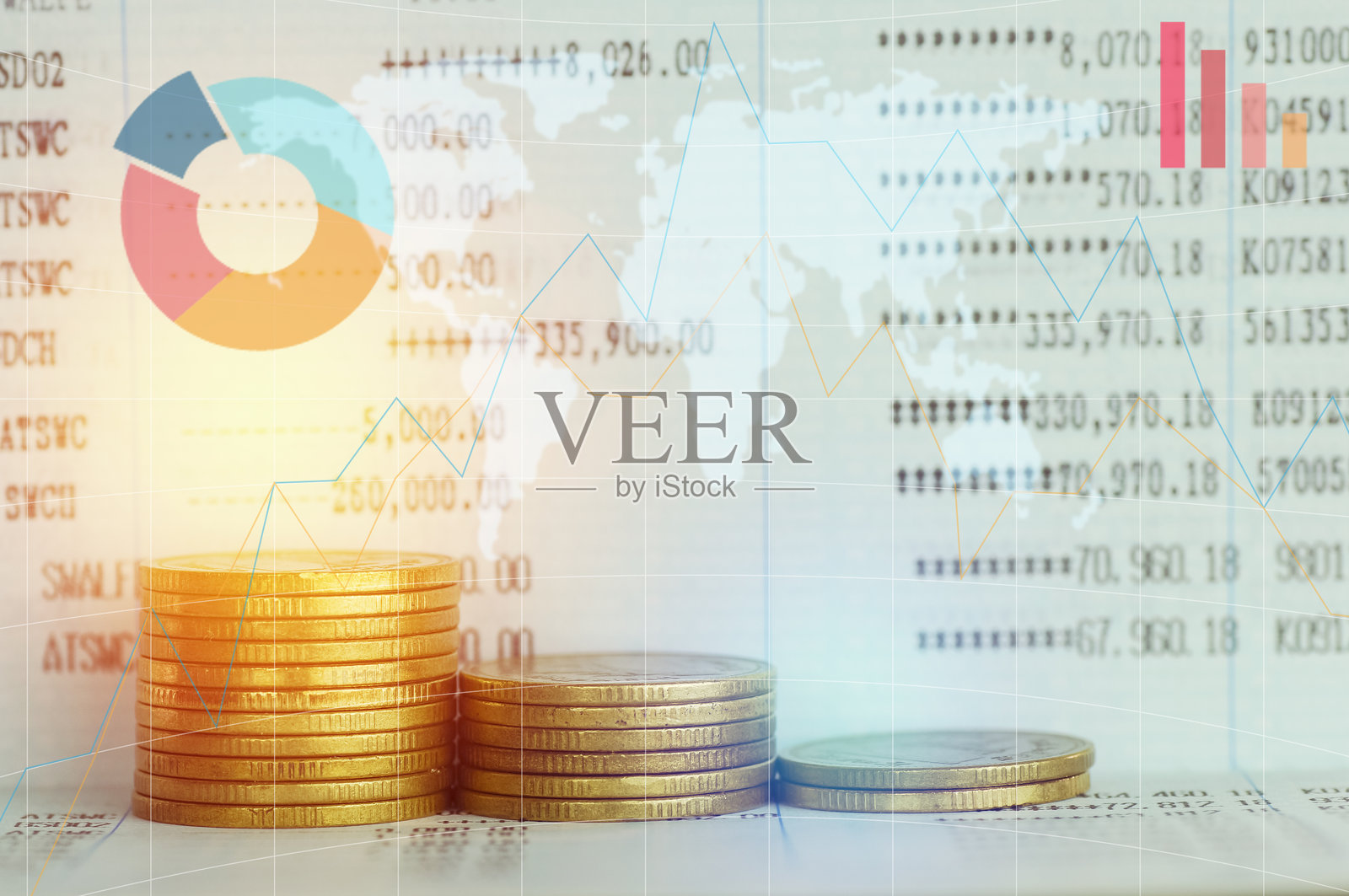 桌子上的硬币与图表相对照片摄影图片