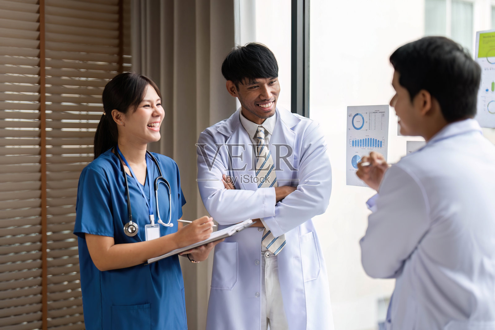 医疗团队分享见解的积极互动照片摄影图片