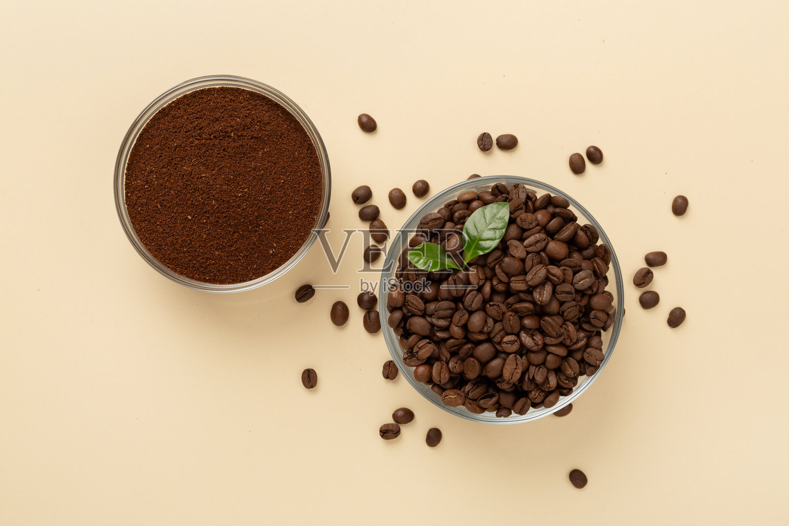 烘焙咖啡豆与叶子在彩色背景上的俯视图照片摄影图片