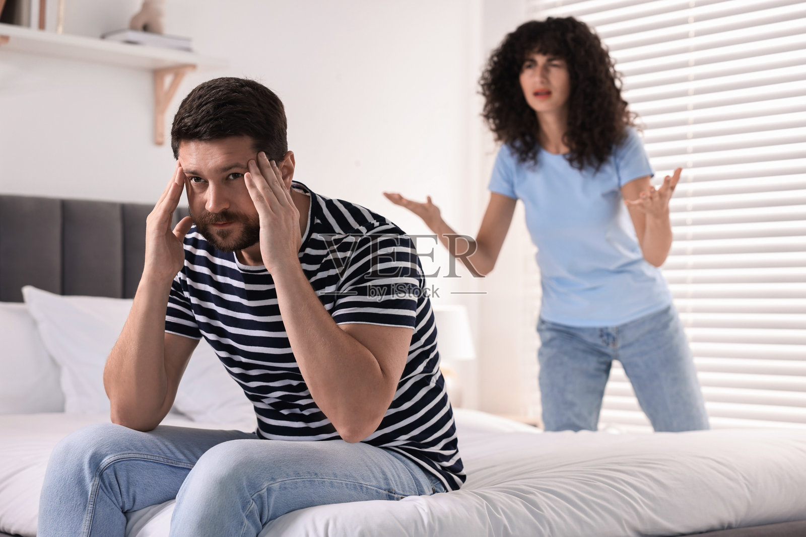 情感纠葛中的情侣在卧室争吵,选择性聚焦。关系问题照片摄影图片