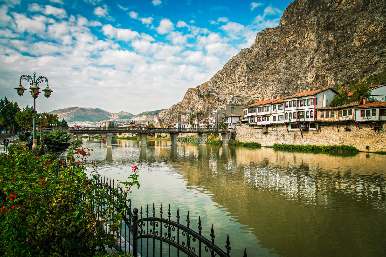 土耳其阿马斯亚市及叶希尔尔马克河的景观。照片摄影图片