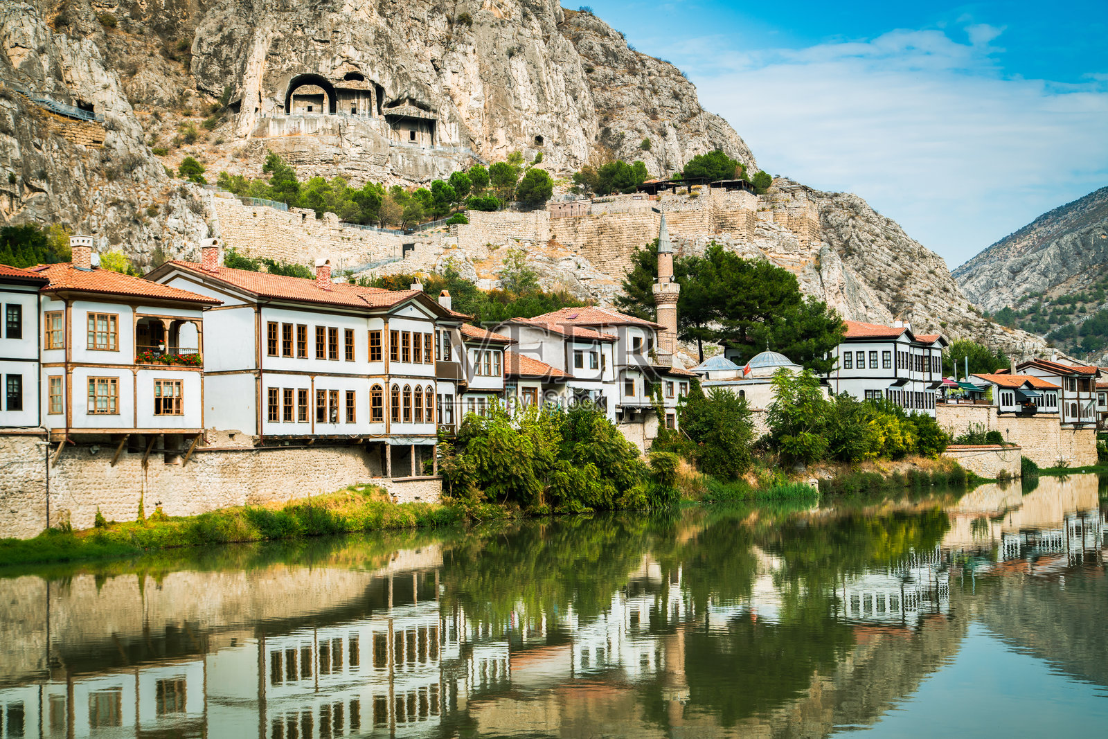 土耳其阿马斯亚市及叶希尔尔马克河的景观。照片摄影图片