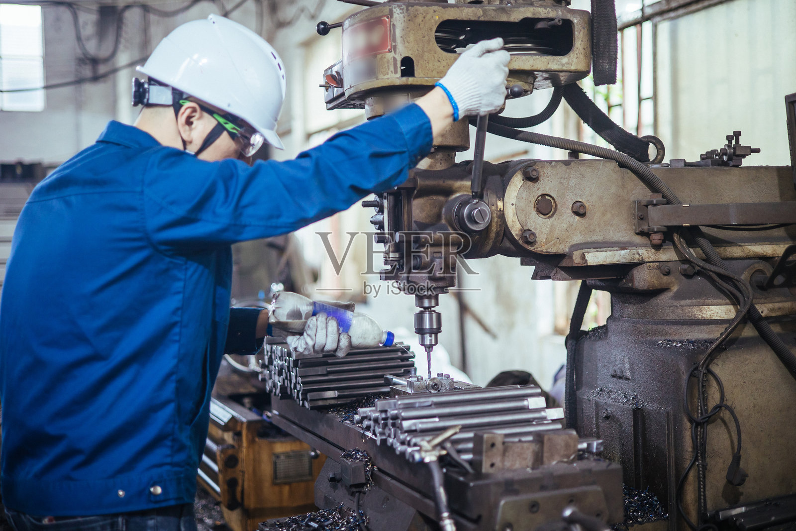 亚洲男性工程师在车床上工作照片摄影图片