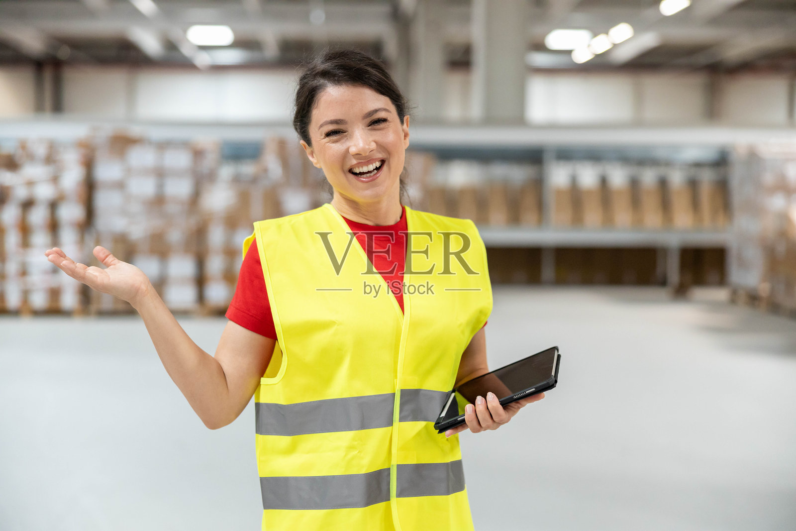 女性工作人员手持平板电脑做手势照片摄影图片