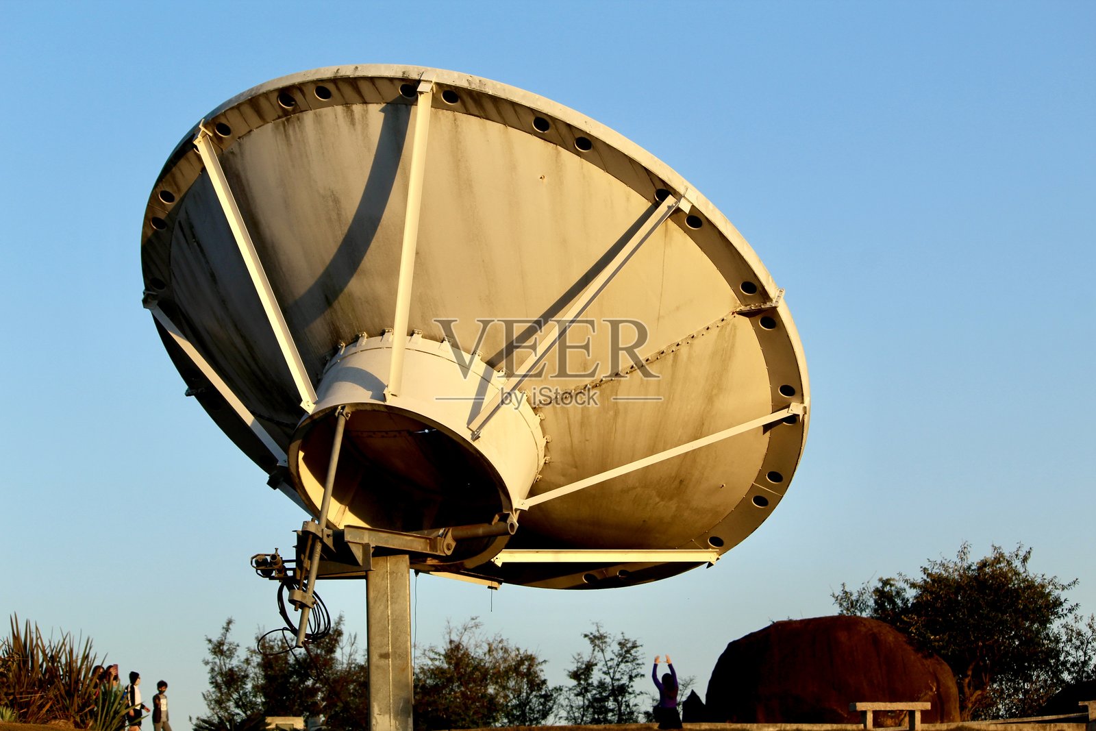 天文观测台的望远镜天线照片摄影图片