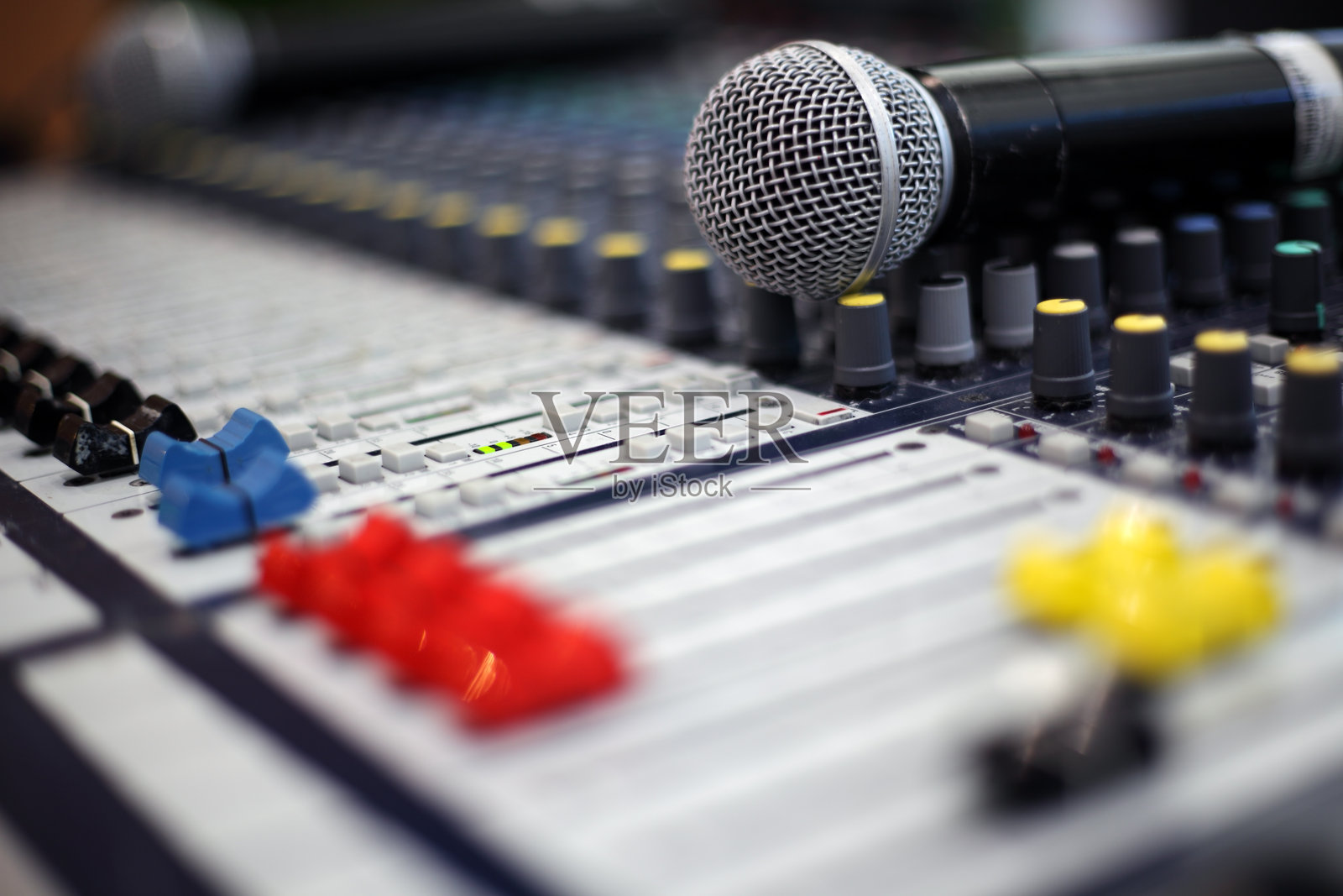 专业音频混音台上的麦克风特写照片摄影图片