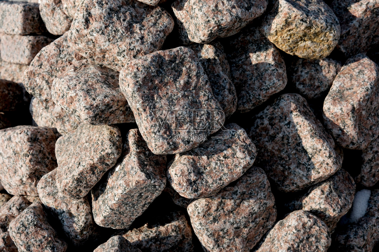 阳光照耀下的花岗岩石展现出丰富的纹理和色彩照片摄影图片