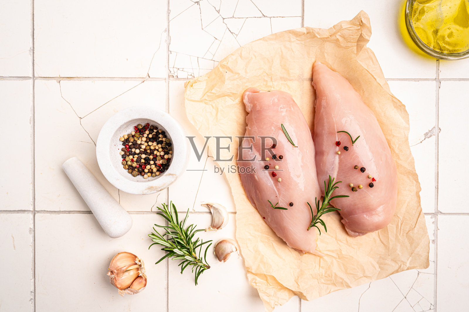 生鸡肉片或鸡胸肉照片摄影图片