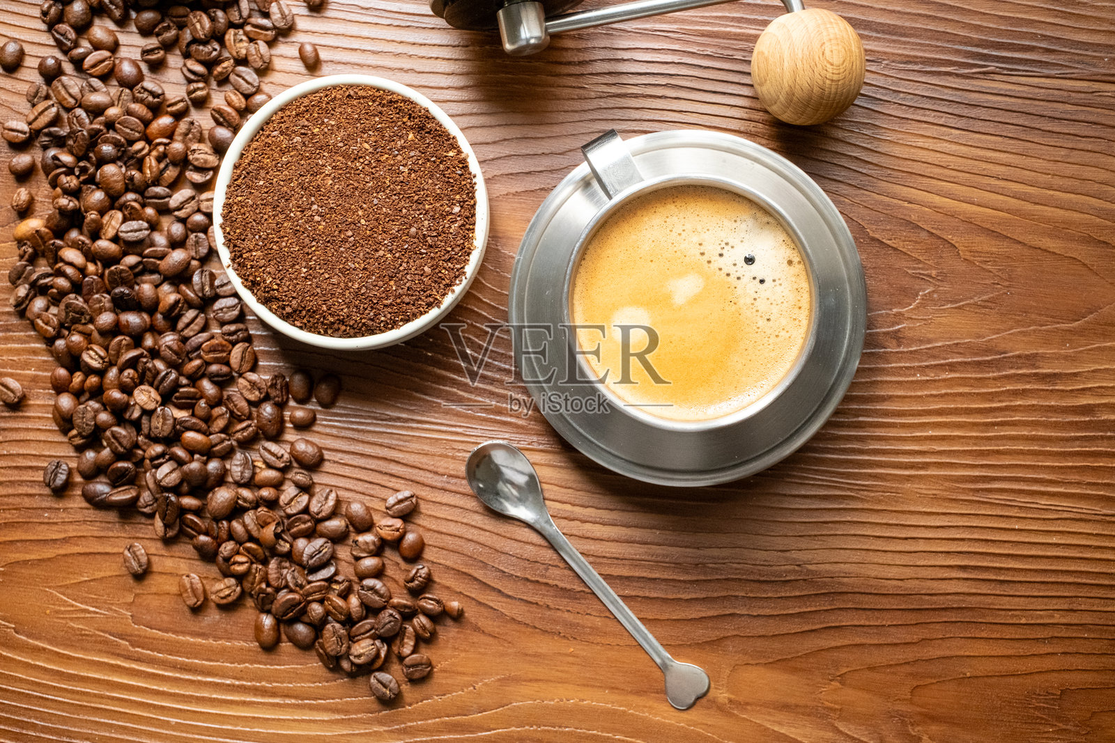 咖啡豆、一杯浓缩咖啡、咖啡研磨机和咖啡粉照片摄影图片