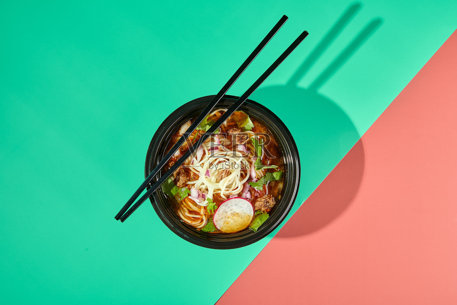 墨西哥风味的牛肉拉面,配以浓郁的汤底和面条,融合了墨西哥和亚洲的美食。照片摄影图片