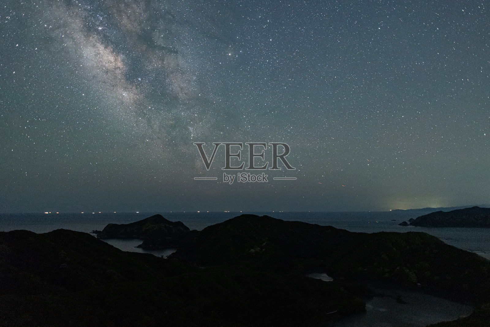 从三重县的海边观景台看到的美丽银河照片摄影图片