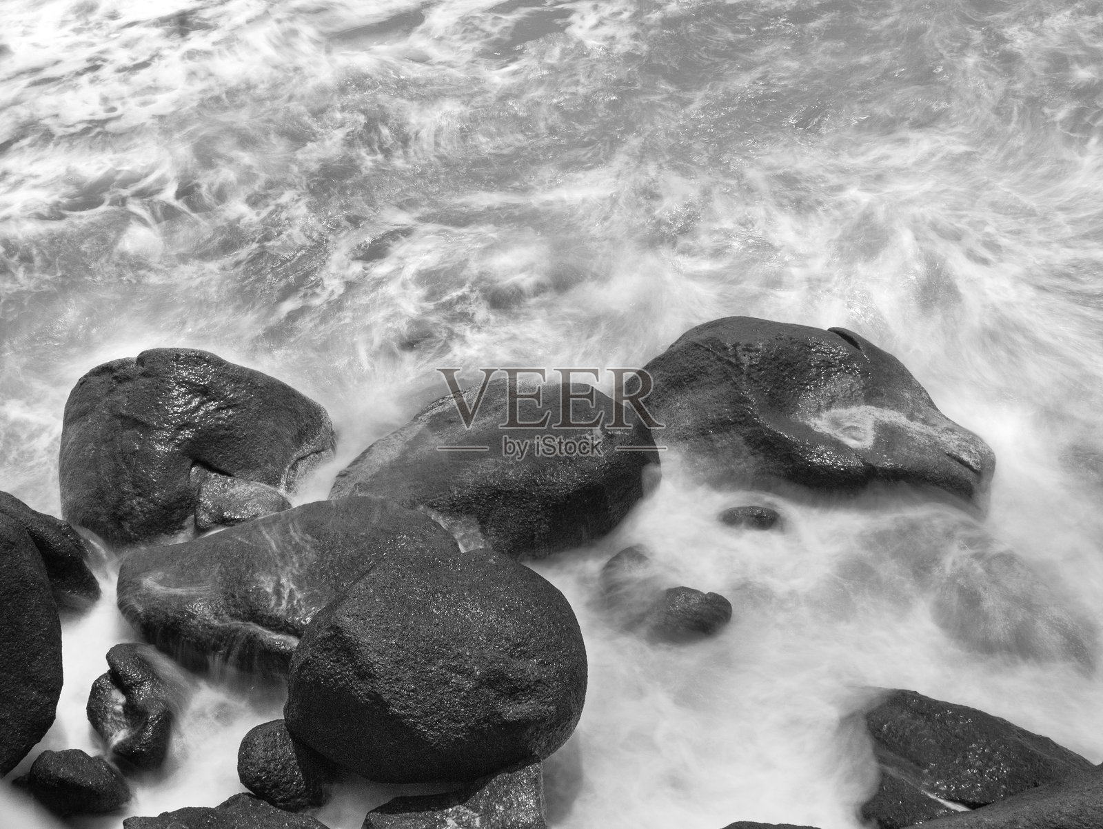 海浪拥抱岩石照片摄影图片