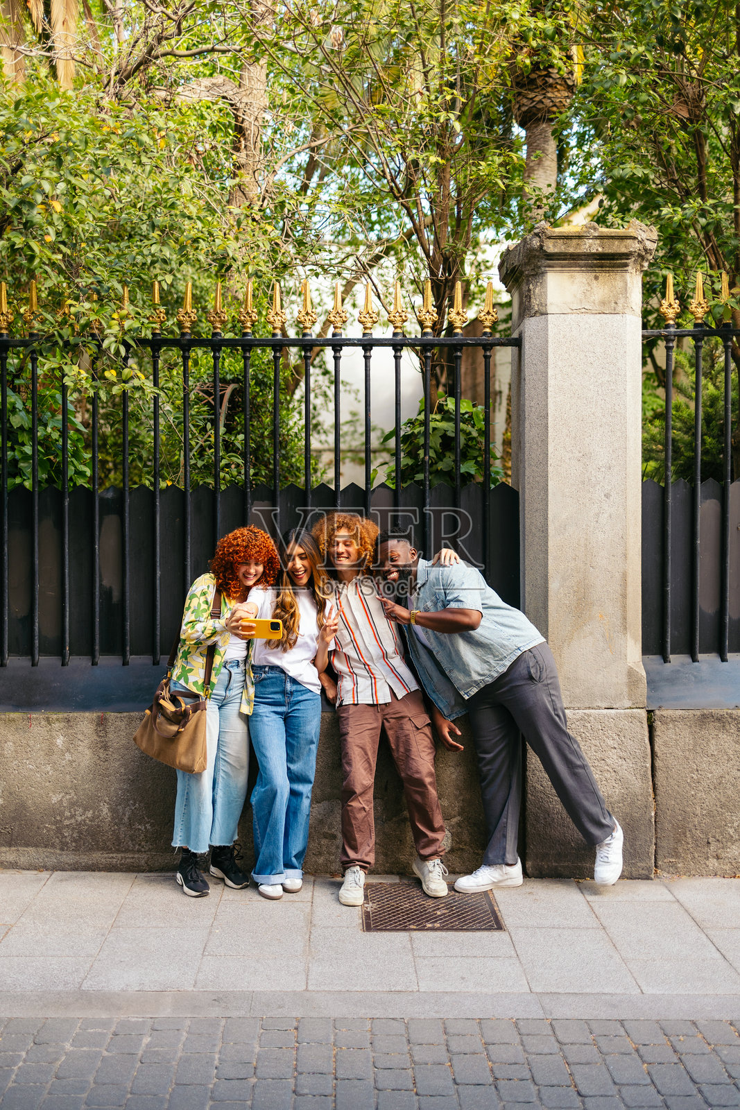 一群多民族的朋友在城市街道上自拍照片摄影图片