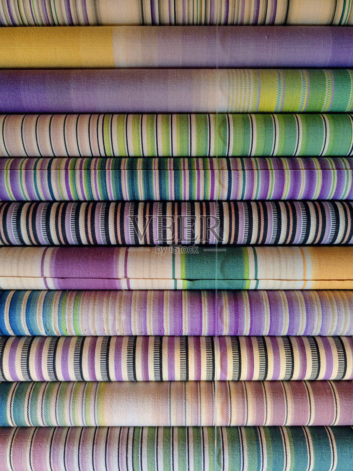 现代风格和图案的彩色纺织品细节。照片摄影图片