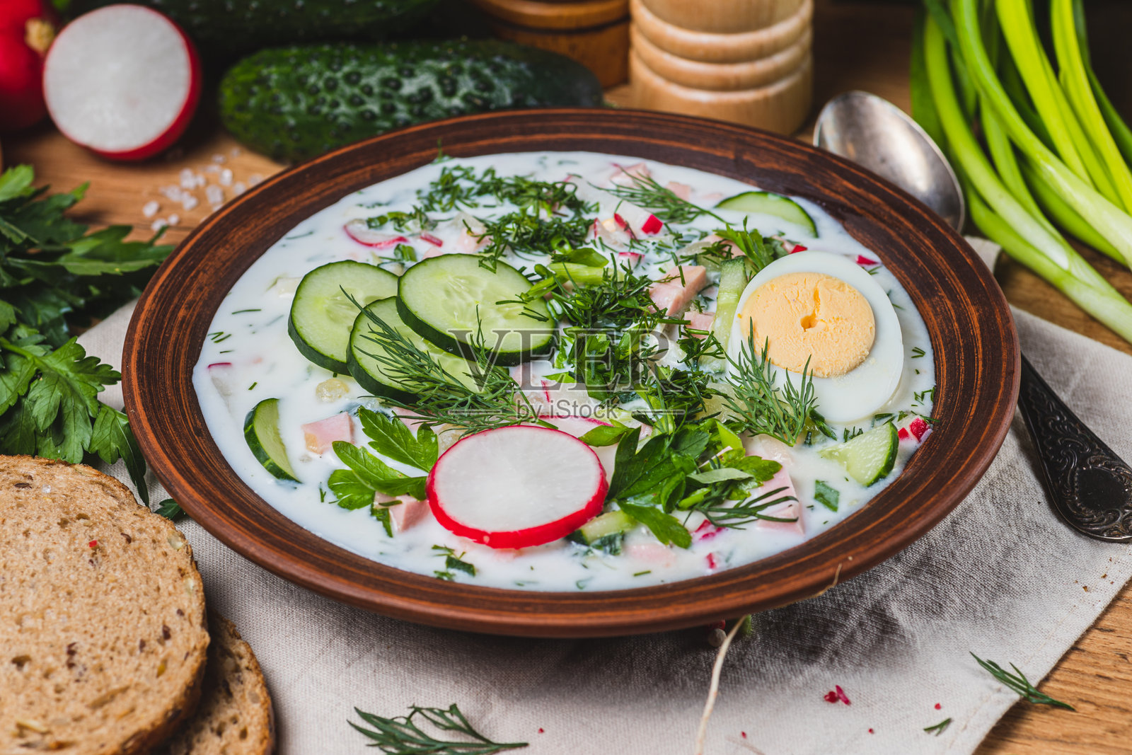 酸奶酪冷汤配萝卜和香草照片摄影图片