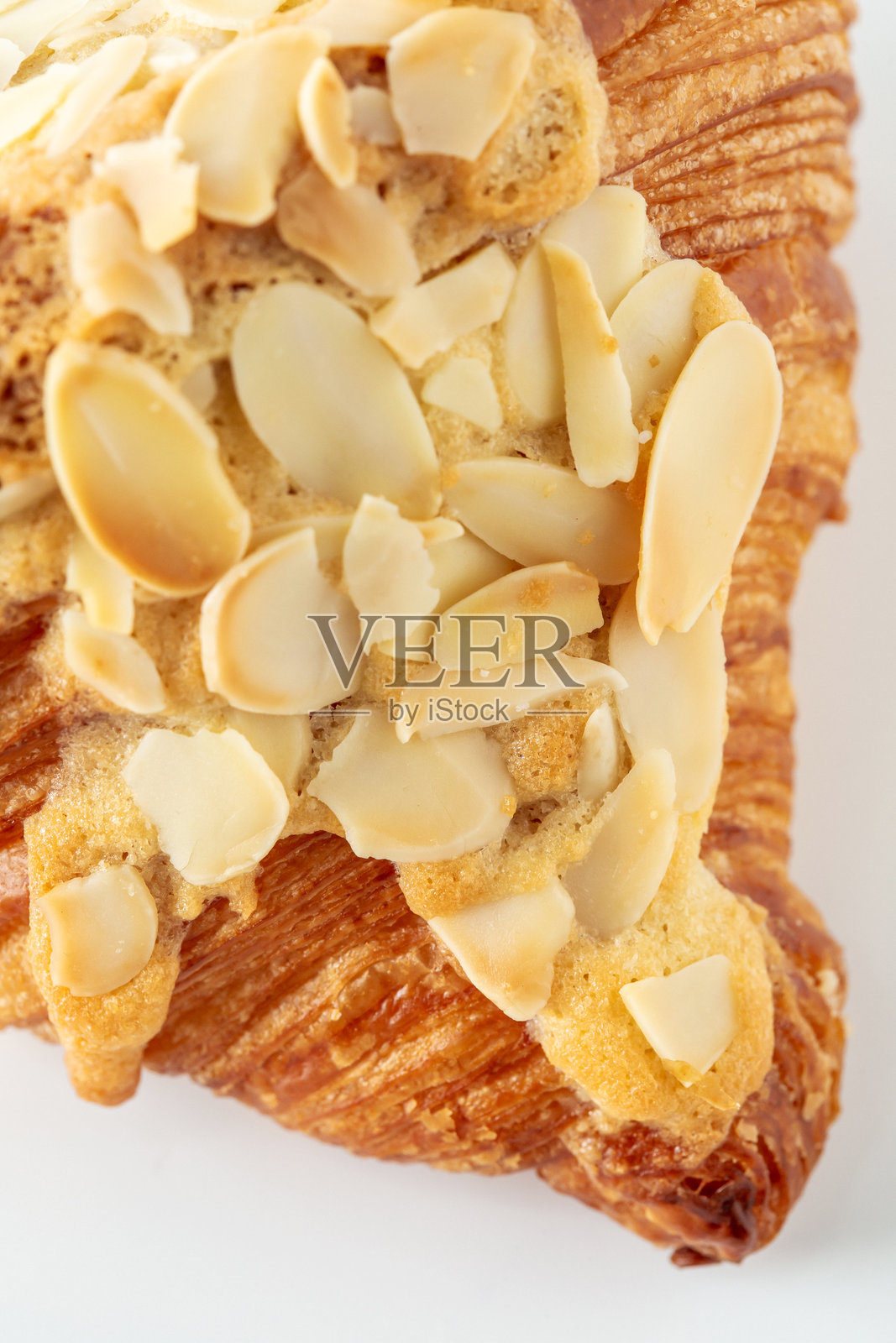 美味的杏仁可颂,上面撒有切片杏仁照片摄影图片