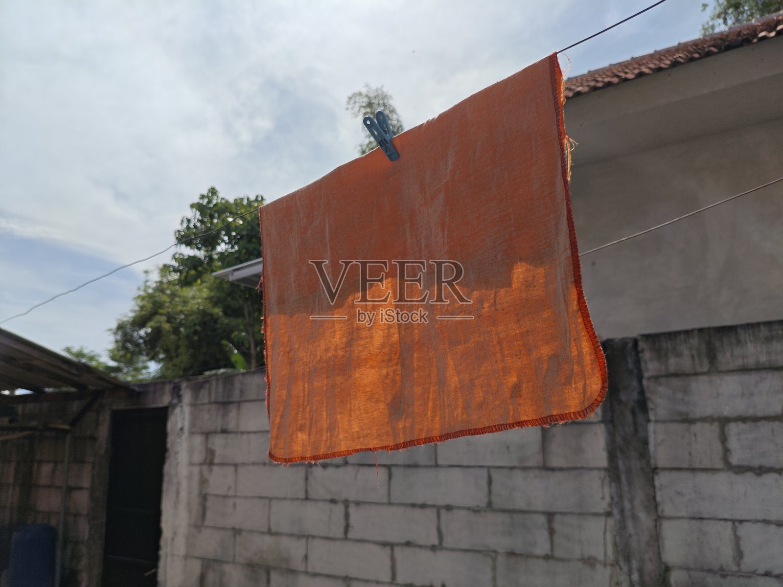 在炎热的日子里,衣物被晾干。照片摄影图片