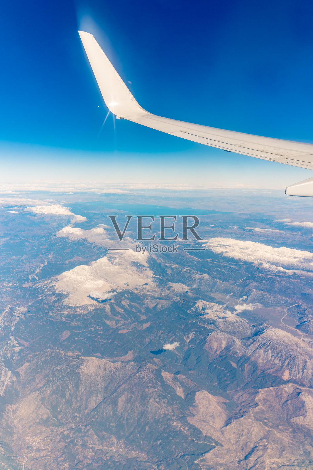 从飞机上俯瞰阿拉伯沙漠和红海山脉照片摄影图片