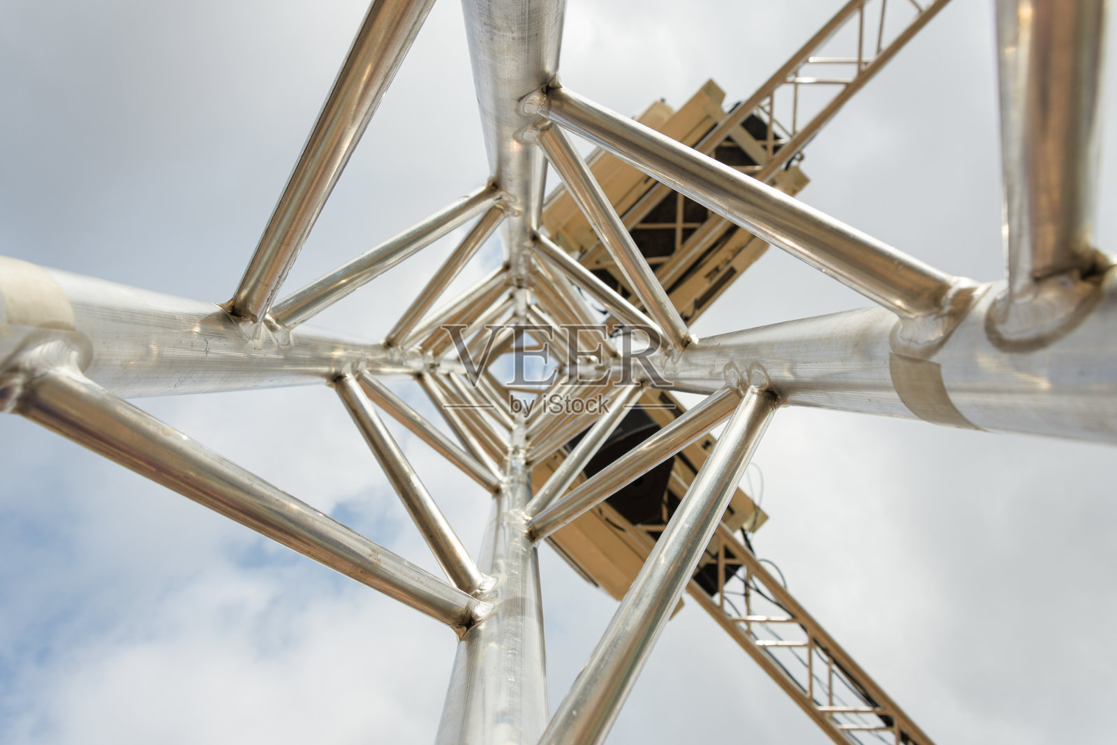 低角度视图的几何图案桁架塔照片摄影图片