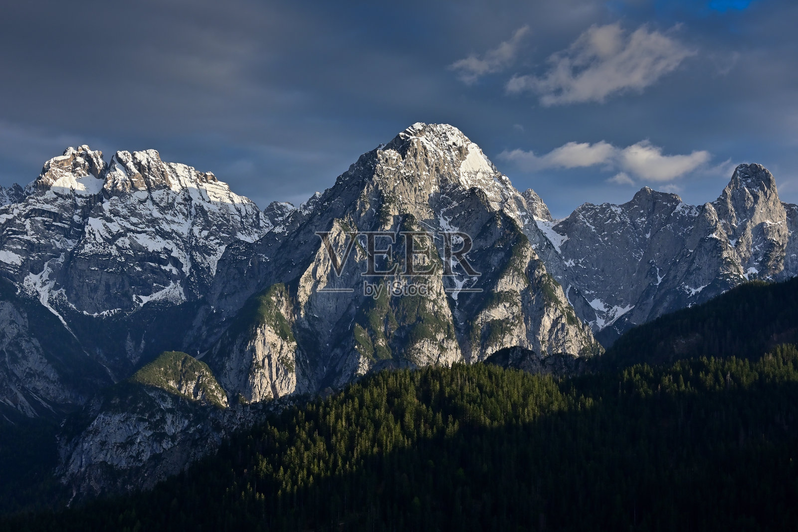 布伦托尼山和克里辛山脉的风景,科梅利科谷,意大利多洛米蒂山脉照片摄影图片