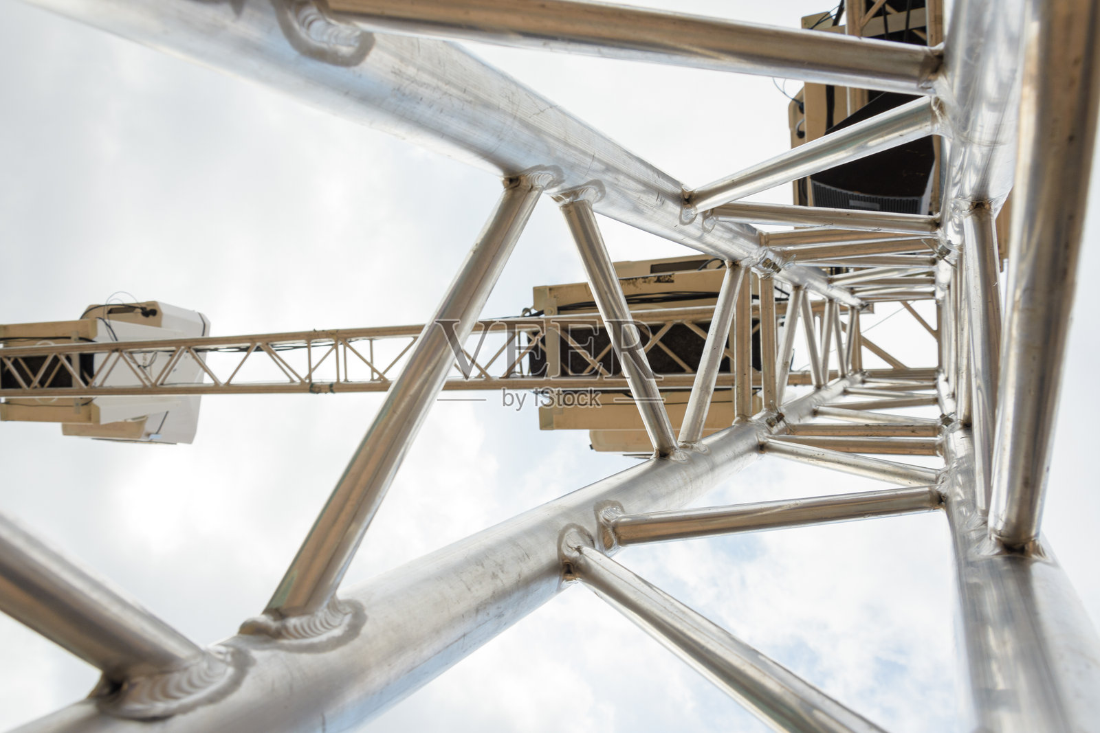 低角度视图的几何图案桁架塔照片摄影图片