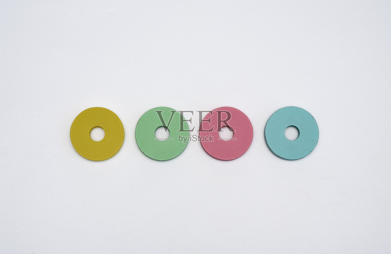 四个圆圈在白色背景上。儿童逻辑游戏的元素照片摄影图片