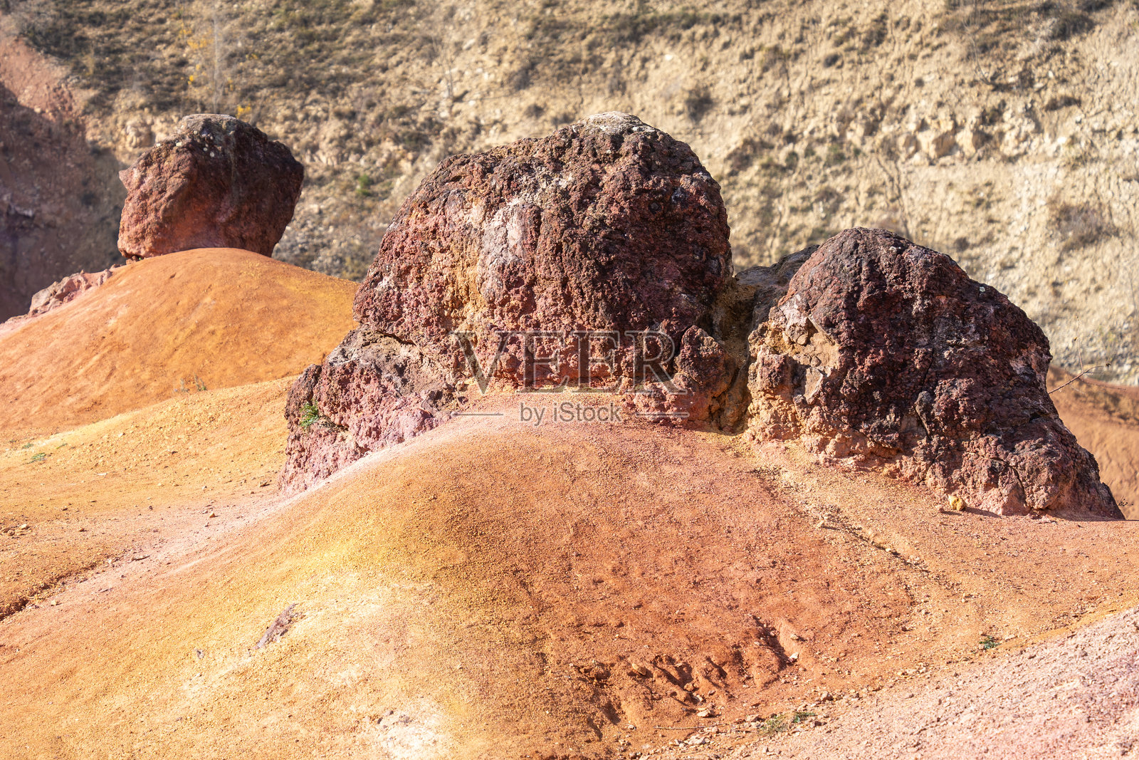 被侵蚀的铝土矿岩层,呈现明亮的橙色,位于一个废弃的铝土矿中照片摄影图片