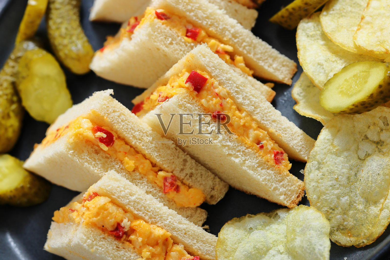 辣椒奶酪三明治配泡菜和薯片照片摄影图片