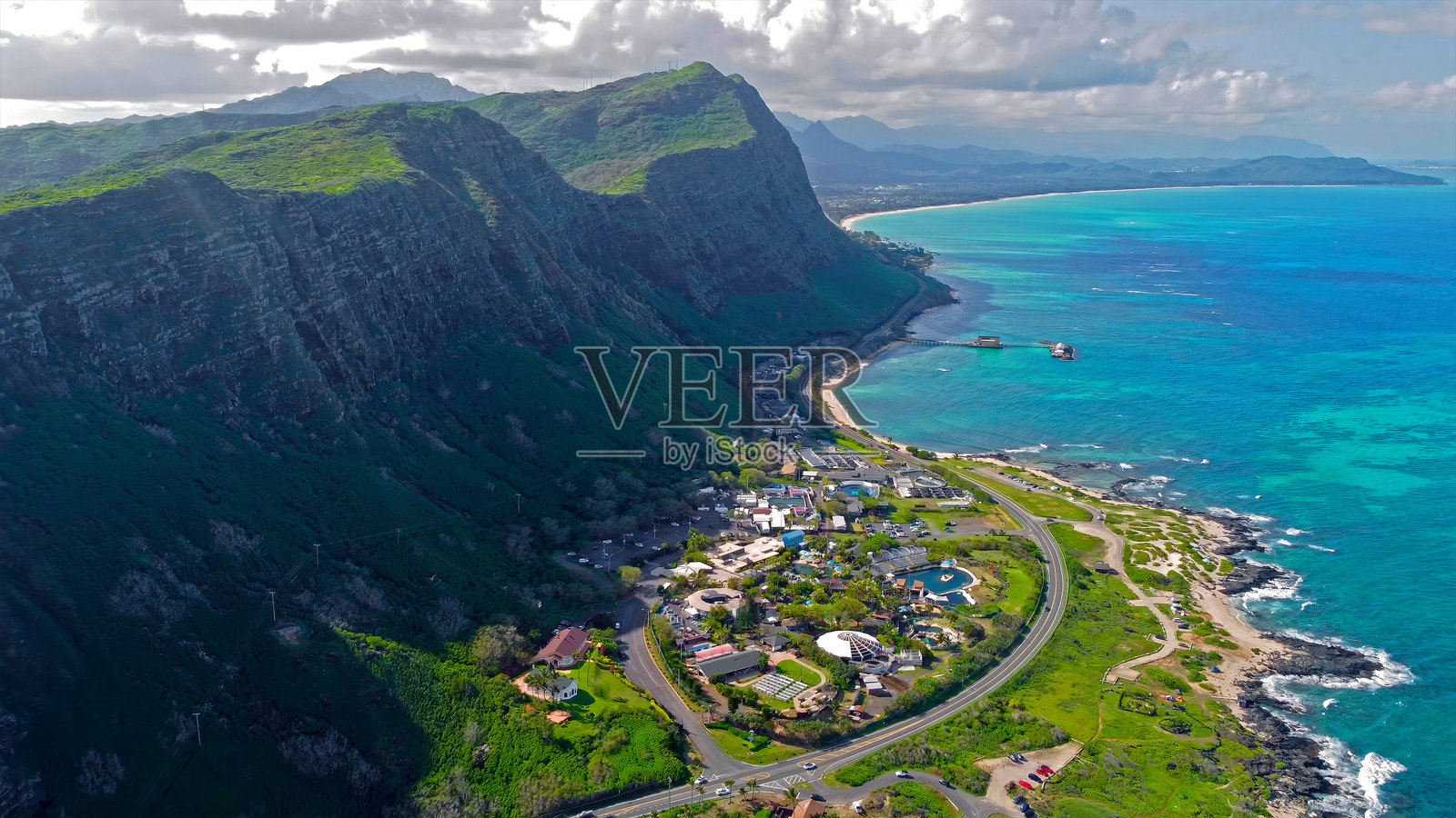 夏威夷海岸线和山脉的鸟瞰图。令人惊叹的航拍图像展示了蜿蜒的海岸公路、海边村庄和沿着碧绿色夏威夷海岸线的陡峭绿崖。照片摄影图片