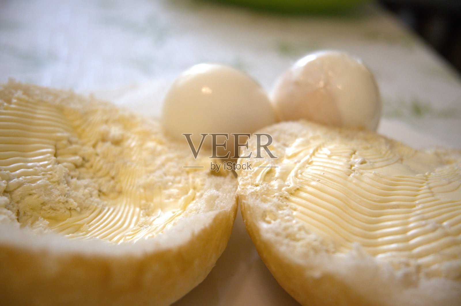 两个煮鸡蛋配面包和人造黄油照片摄影图片