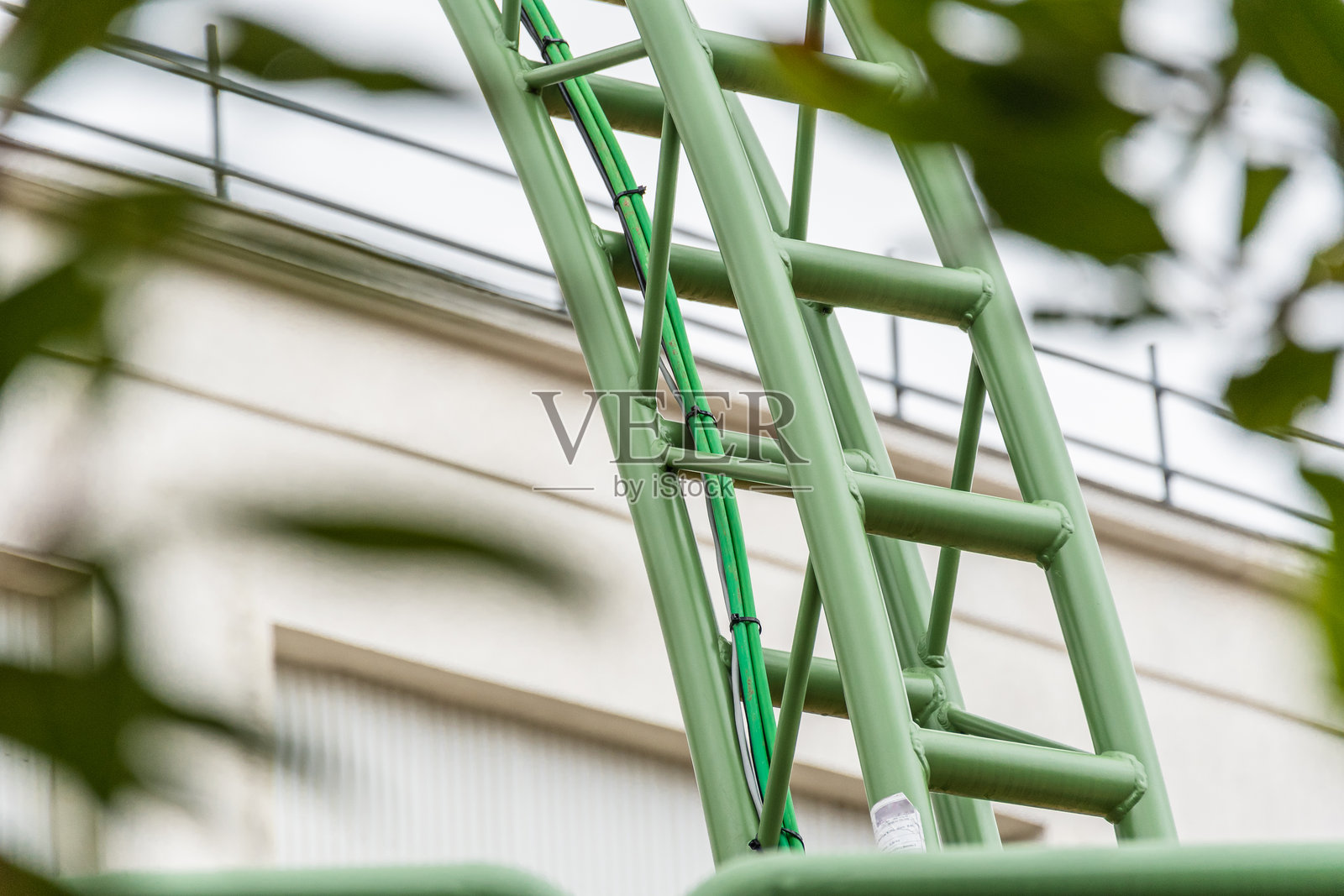 绿色金属桁架结构与电缆照片摄影图片