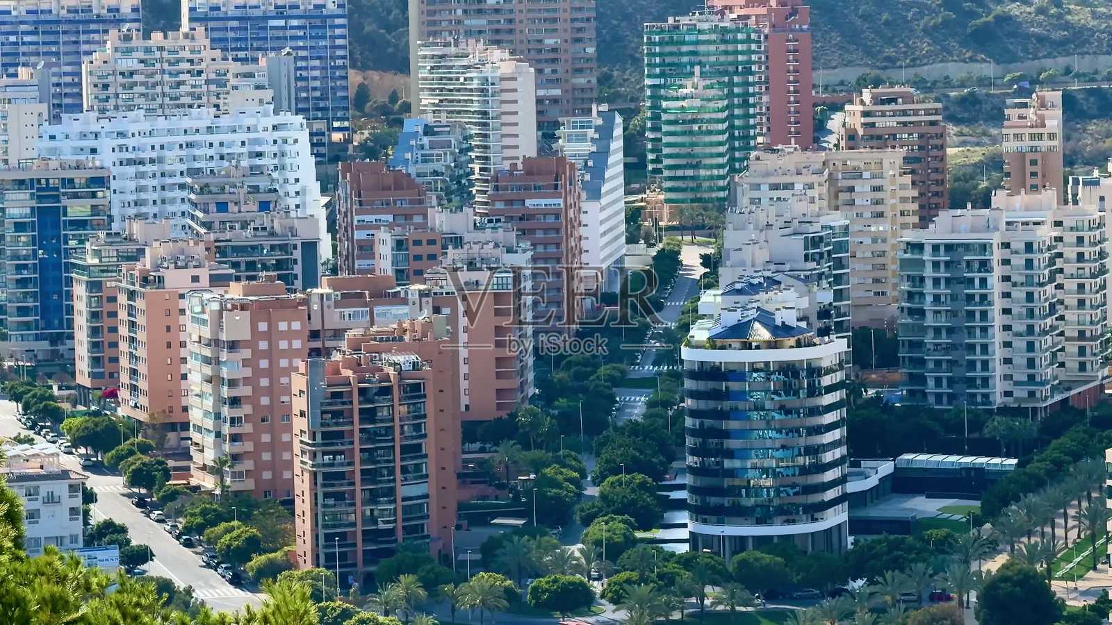 令人惊叹的现代海滨城市鸟瞰图,展现了当代建筑风格照片摄影图片