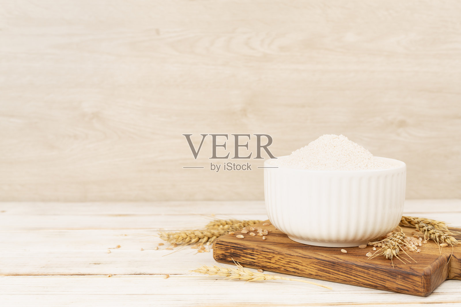 木桌上的斯佩尔特小麦面粉碗照片摄影图片