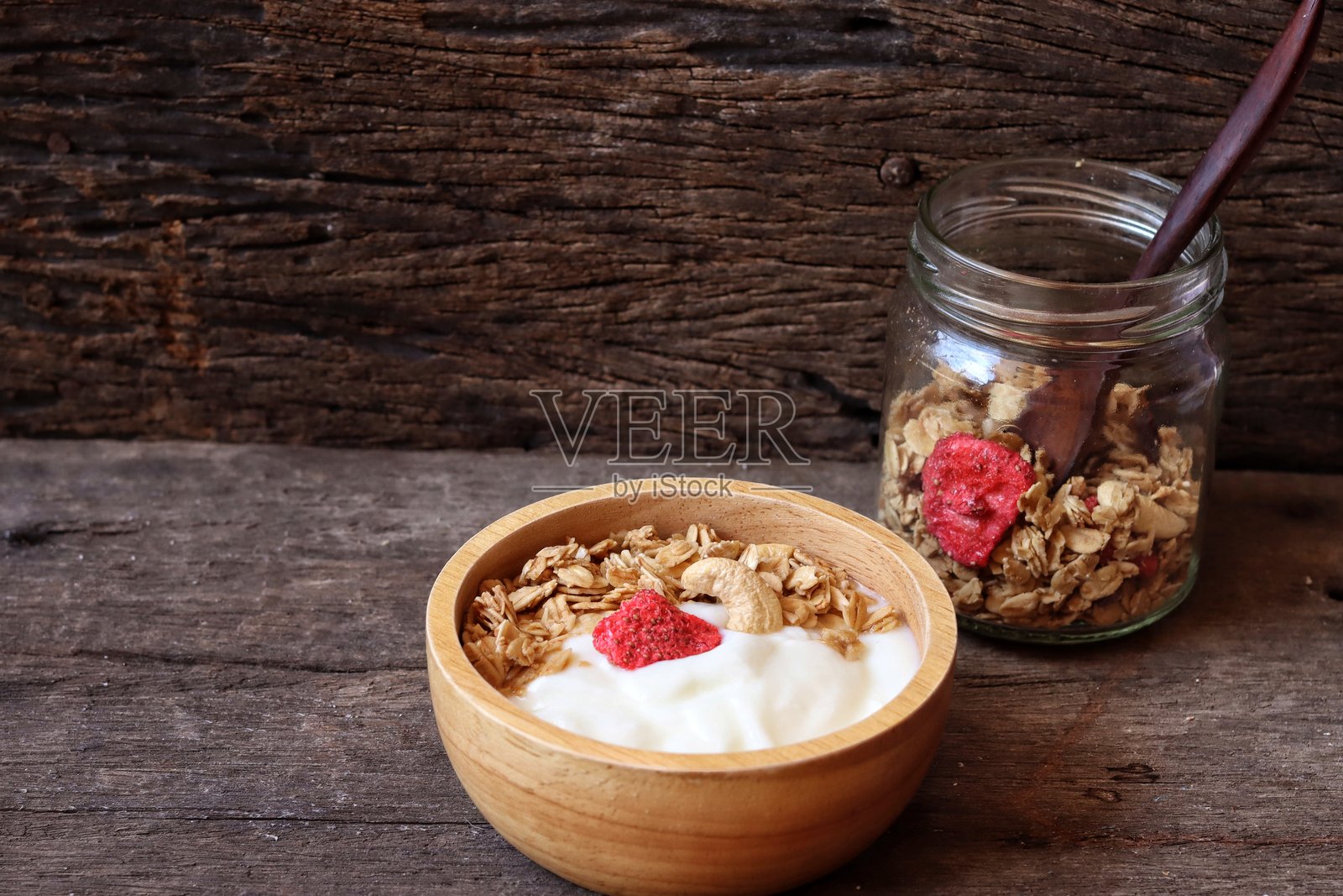 新鲜乳制品酸奶、牛奶和格兰诺拉麦片,健康食品照片摄影图片