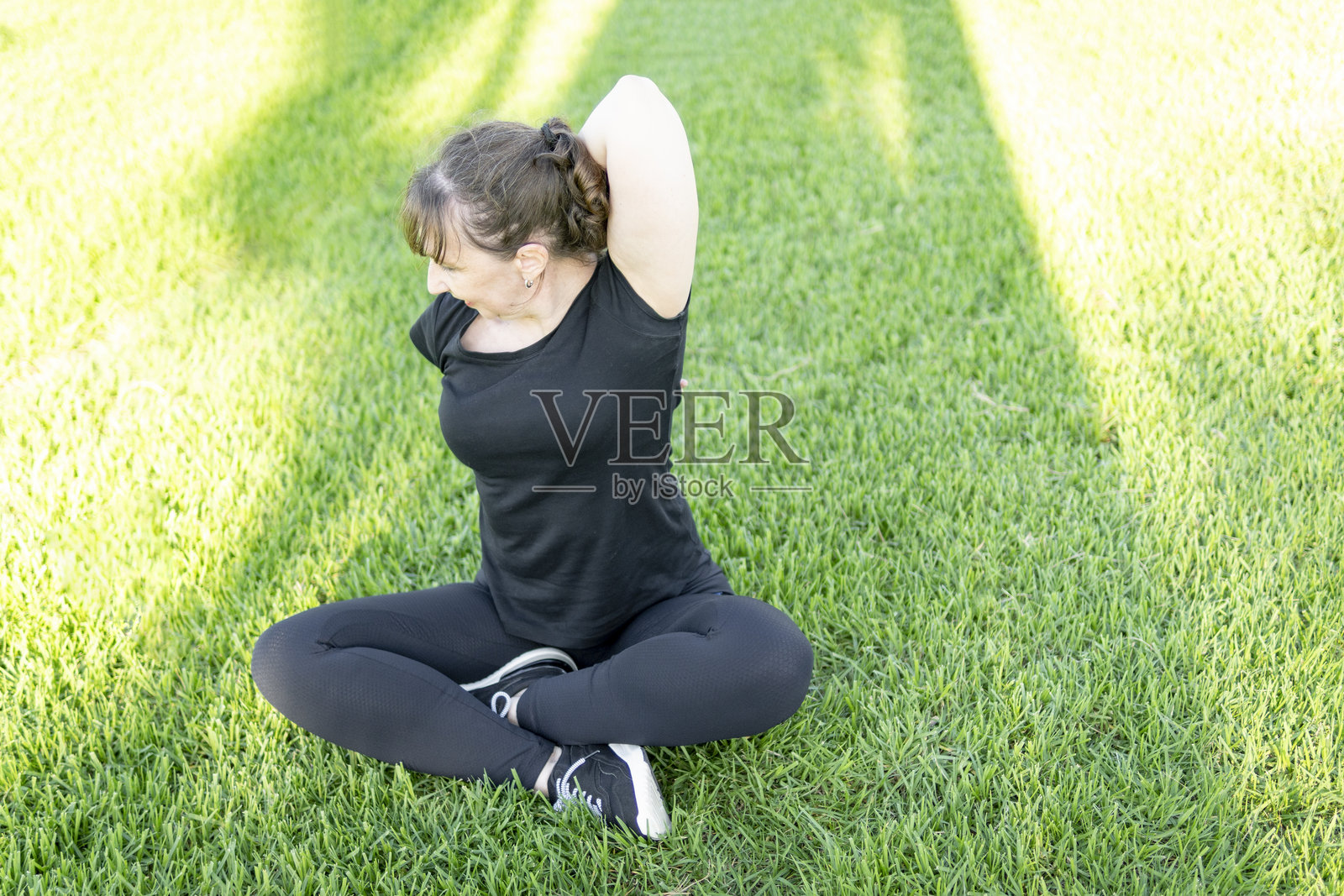 滋养身心:50岁以上女性在户外瑜伽中照片摄影图片