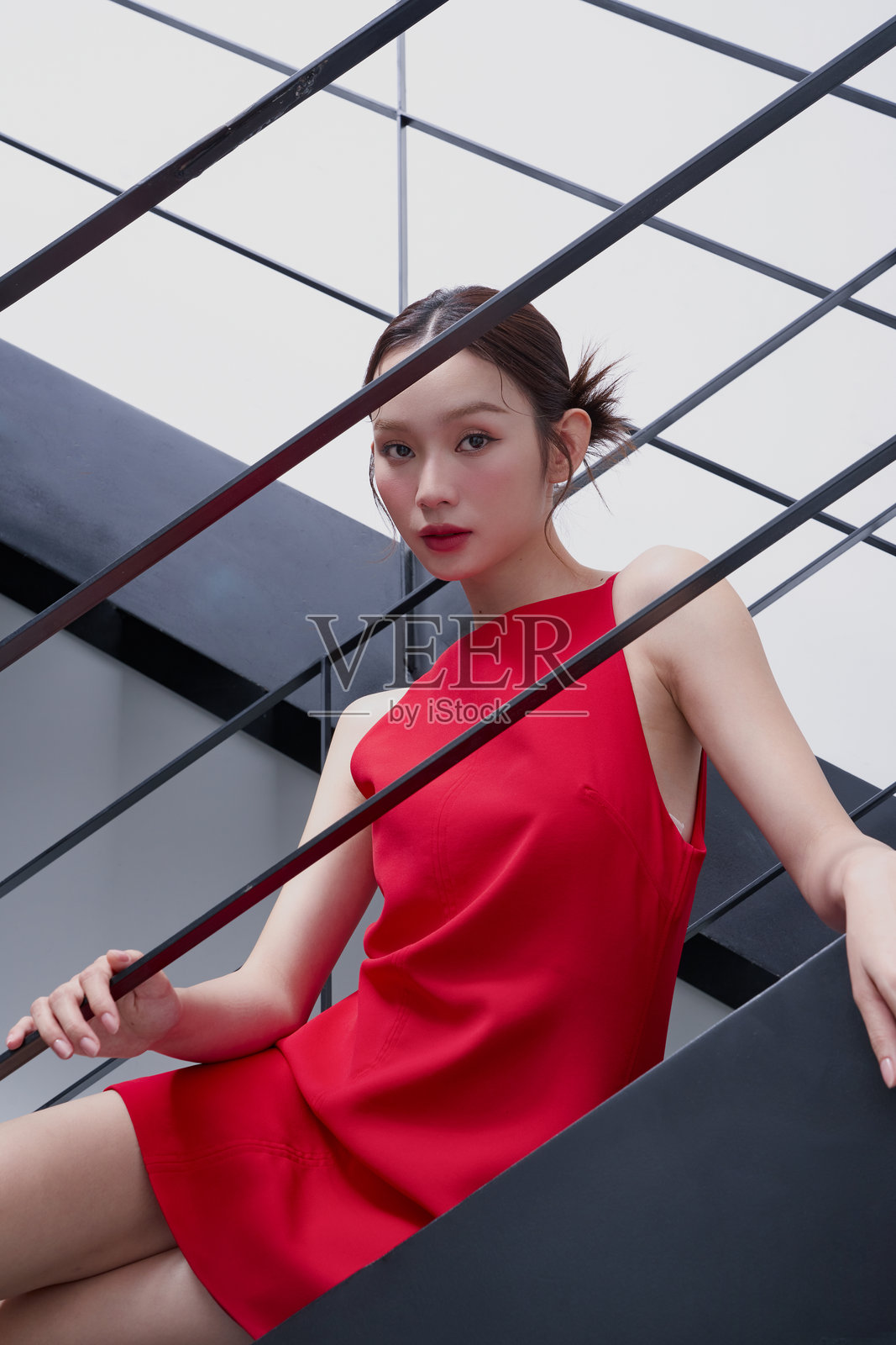 年轻亚洲女性穿着红色连衣裙的时尚肖像照片摄影图片