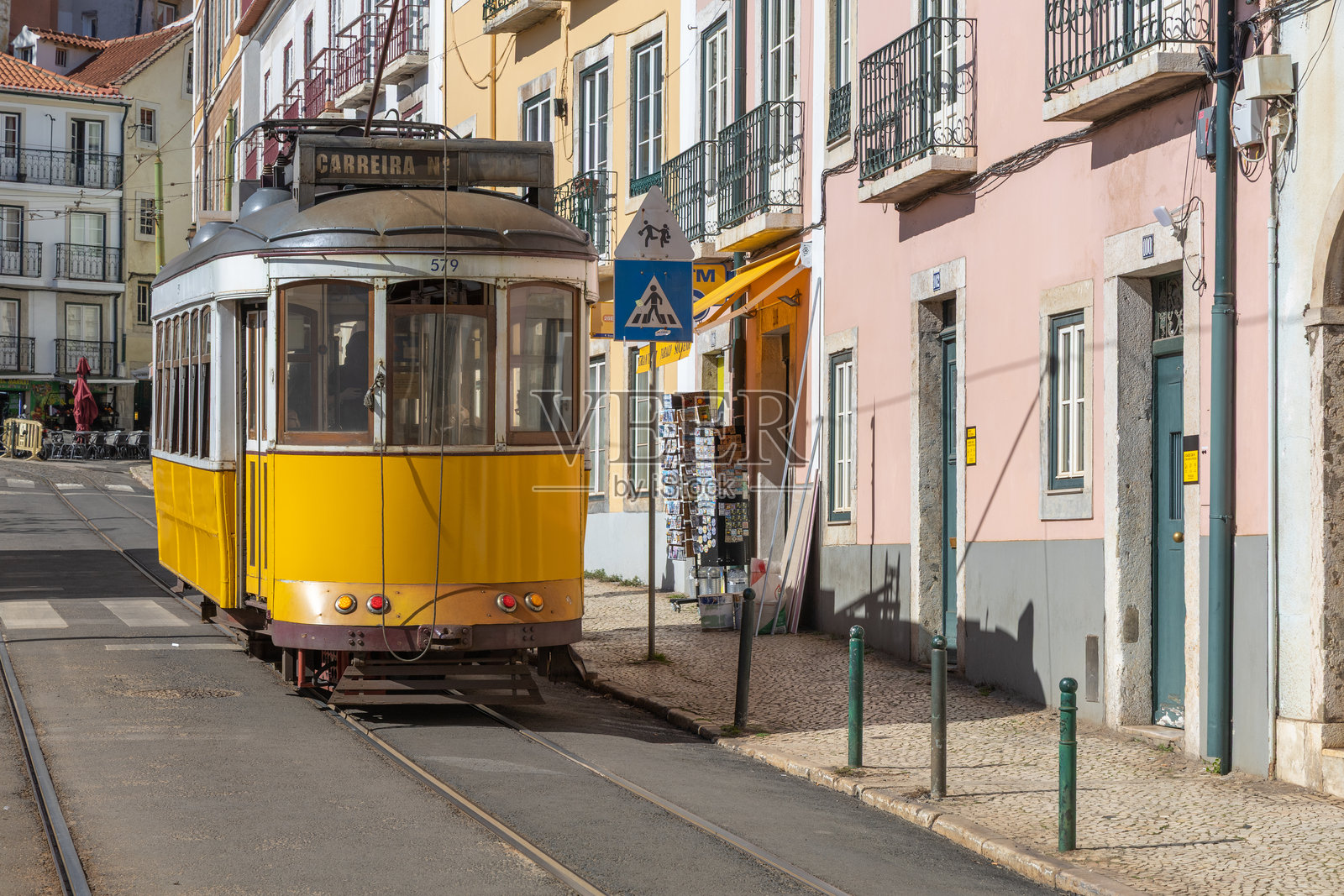 明亮的黄色28号电车,里斯本照片摄影图片