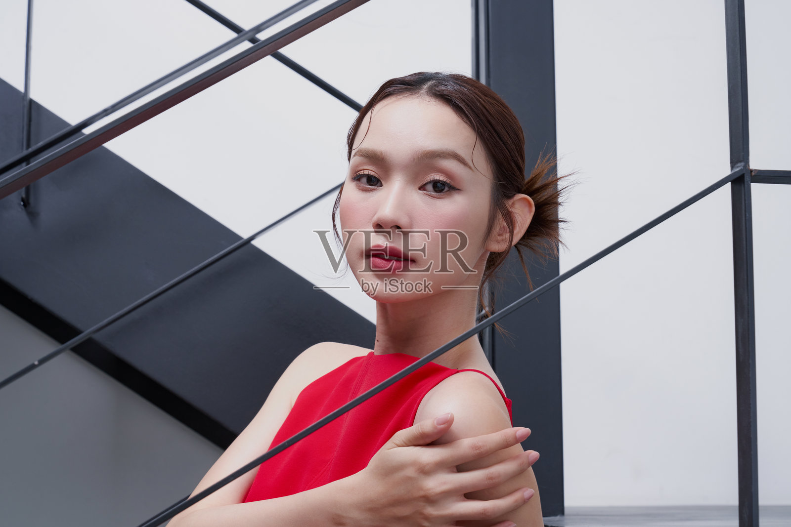 年轻亚洲女性穿着红色连衣裙的时尚肖像照片摄影图片